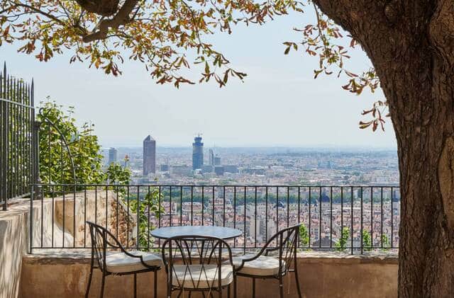 vue de lyon depuis fouvrière avec le restaurant bulle