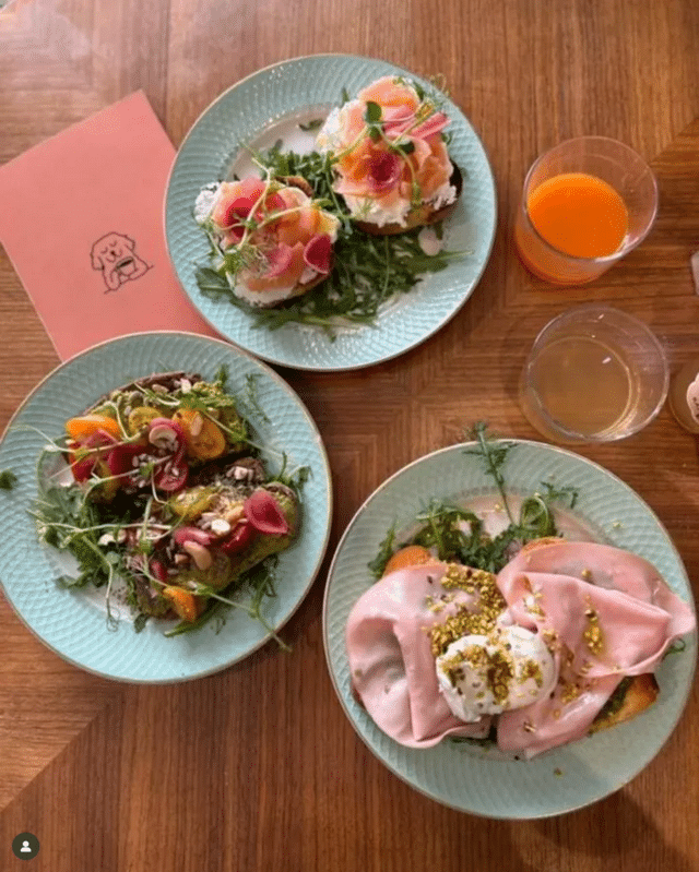 Assiettes brunch coloré et sain