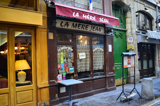 La mère Jean, dans la rue des marroniers à lyon, 2e