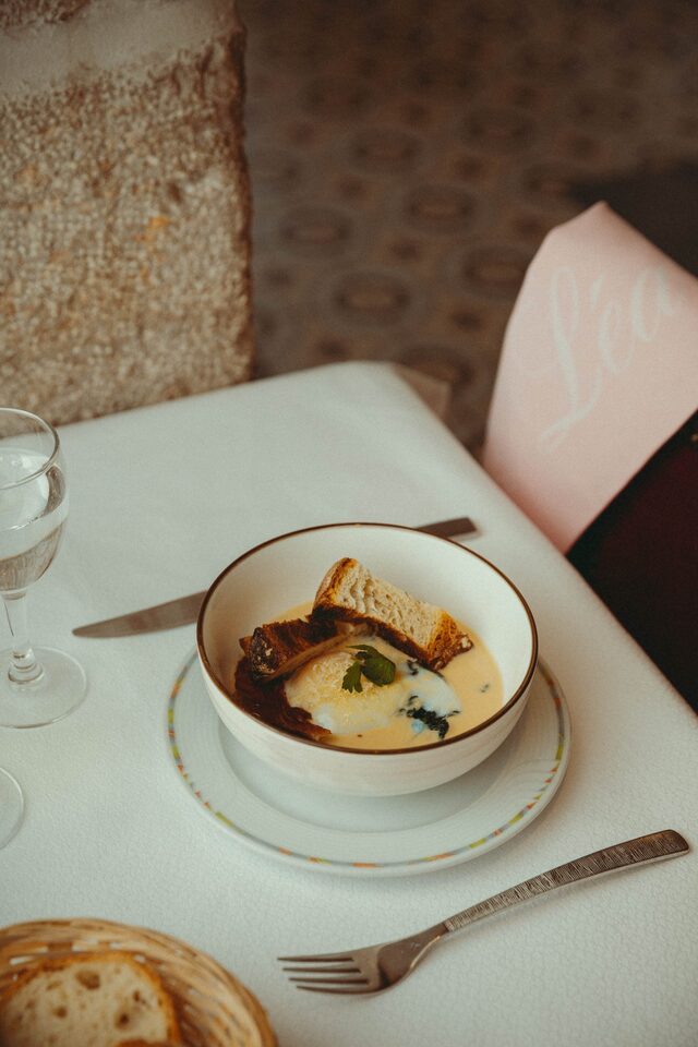 Oeufs meurette, spécialité beaujolaise proposée chez Bouchon Lea