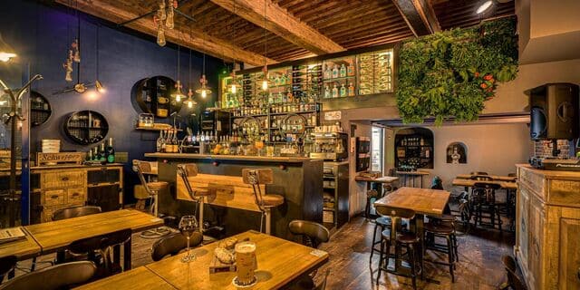 Apérousse, bar dans le quartier Croix-Rousse à Lyon, 4e arrondissement. 