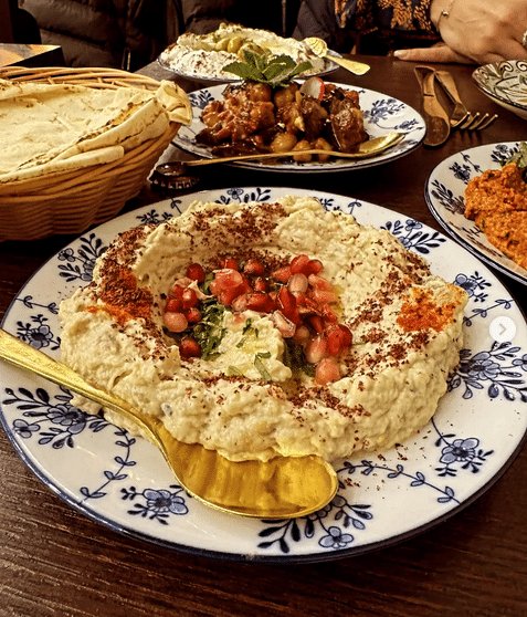 Le Comptoir Libanais, restaurant dans le 6e arrondissement de Lyon. Plat de moutabal, spécialité libanaise