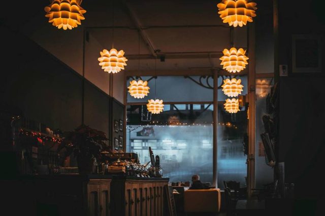 Photo d'un restaurant à l'ambiance mystèrieuse