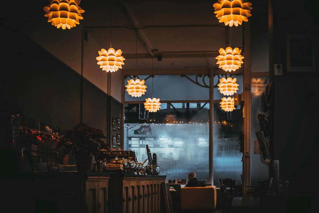 Photo d'un restaurant à l'ambiance mystèrieuse