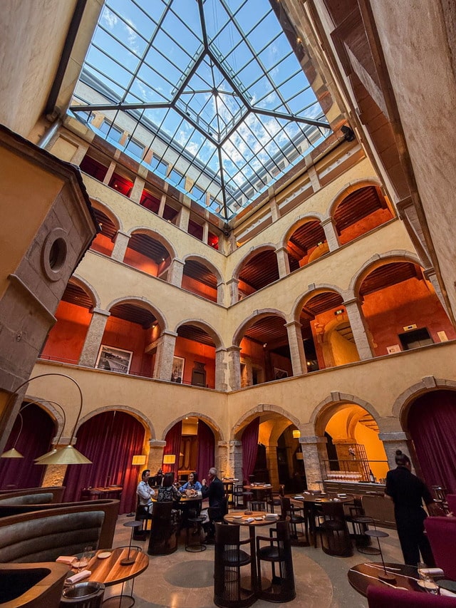 La cour des loges ou Les loges, restaurant dans le Vieux-Lyon dans l'hôtel Radisson